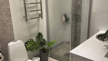 Nhà, 4 phòng ngủ, hồ bơi riêng, quang cảnh vườn | Phòng tắm