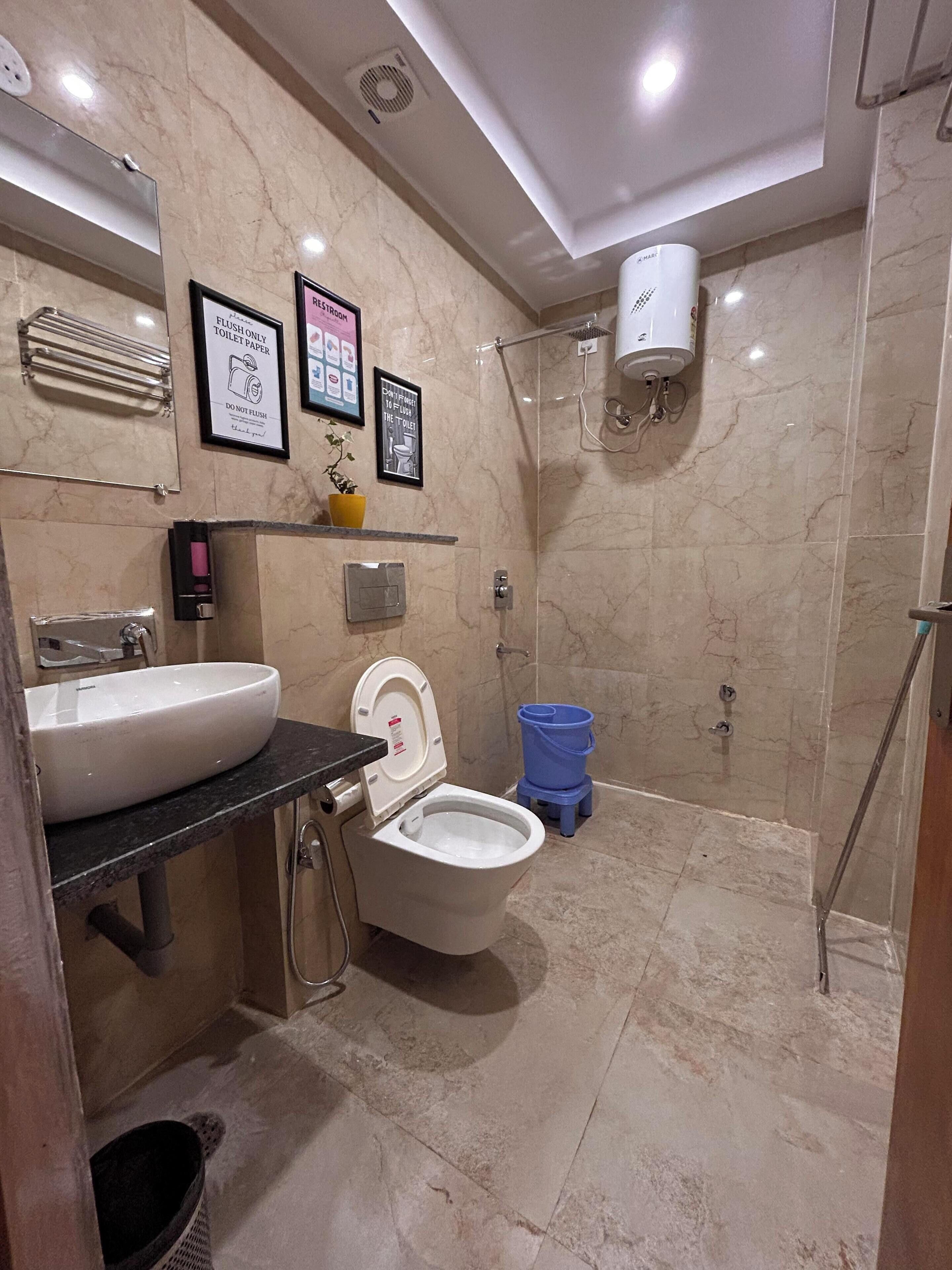 Superior Triple Room | Bathroom | Shower, free toiletries, towels, toilet paper