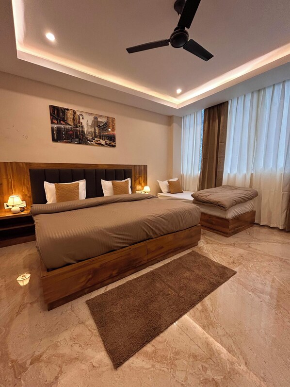 Superior Triple Room | Desk, laptop workspace, free WiFi - Namaste Hostel Rishikesh (Rishikesh)