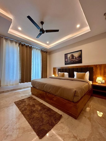 Colchones con efecto memoria y escritorio . Namaste Hostel Rishikesh