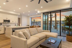 TV - Pearl Beach A: Lagoon Front + Beach Access (St. George)