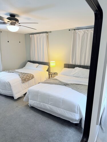 Large 5BR Home Sleeps 12 Fireplace  ADA-Friendly Access