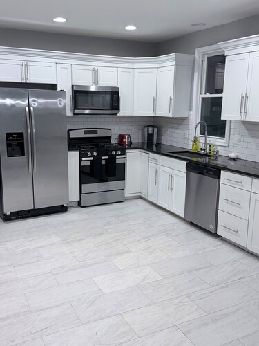 Large 5BR Home Sleeps 12 Fireplace  ADA-Friendly Access