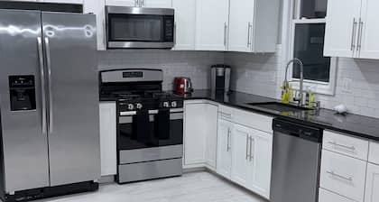 Large 5BR Home Sleeps 12 Fireplace ADA-Friendly Access