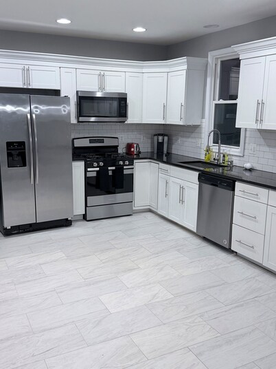 Large 5BR Home Sleeps 12 Fireplace ADA-Friendly Access