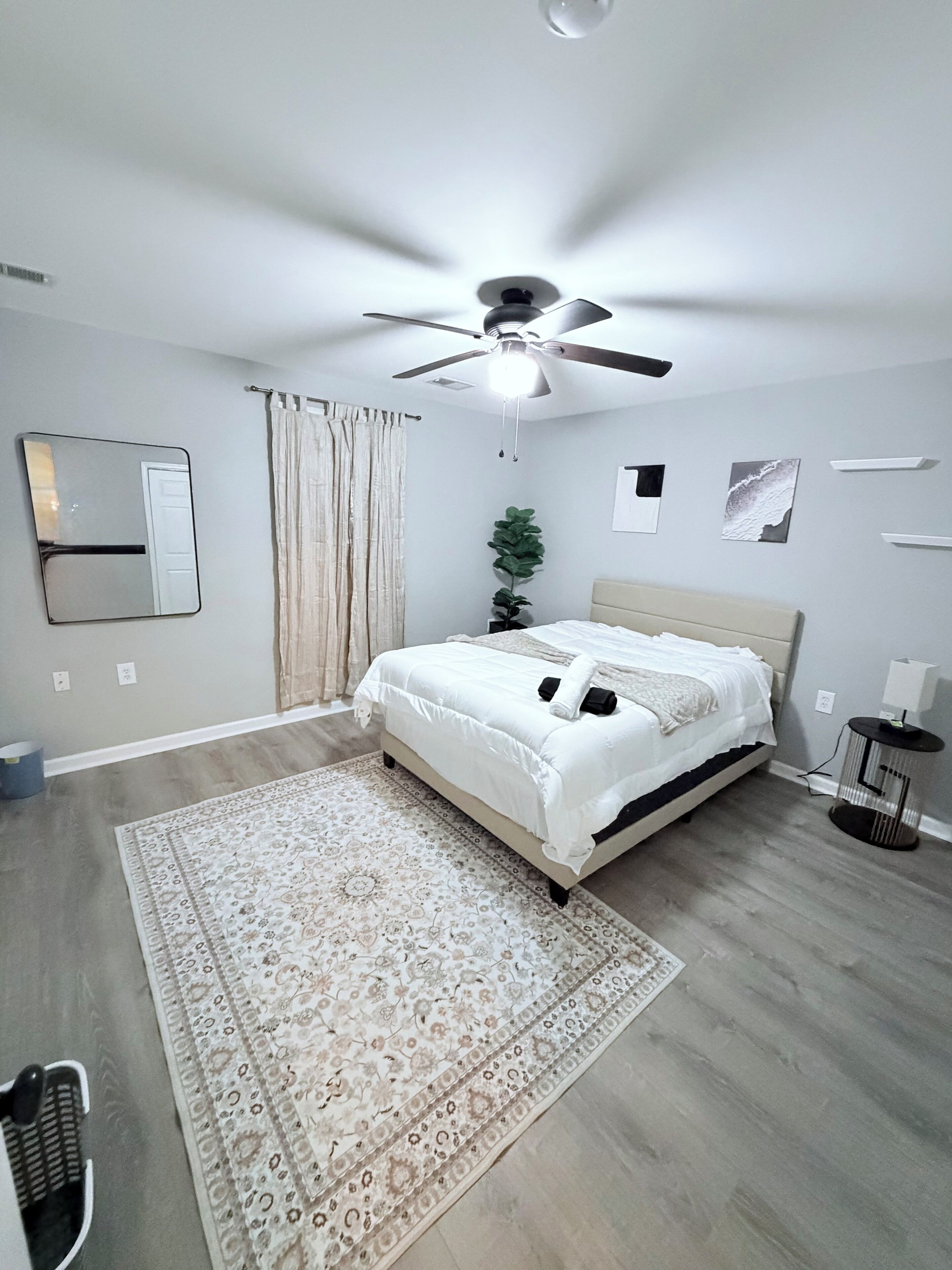5 bedrooms, iron/ironing board, WiFi, bed sheets