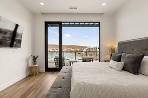 3 habitaciones, escritorio y tabla de planchar con plancha 