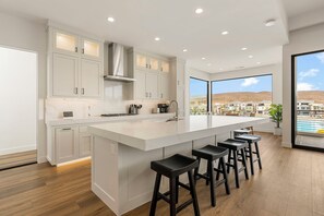 Fridge, microwave, oven, stovetop - Pearl Beach B + C: Lagoon Front + Beach Access (St. George)