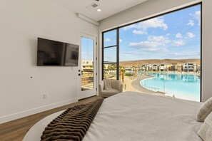 6 bedrooms, desk, iron/ironing board, travel cot - Pearl Beach B + C: Lagoon Front + Beach Access (St. George)