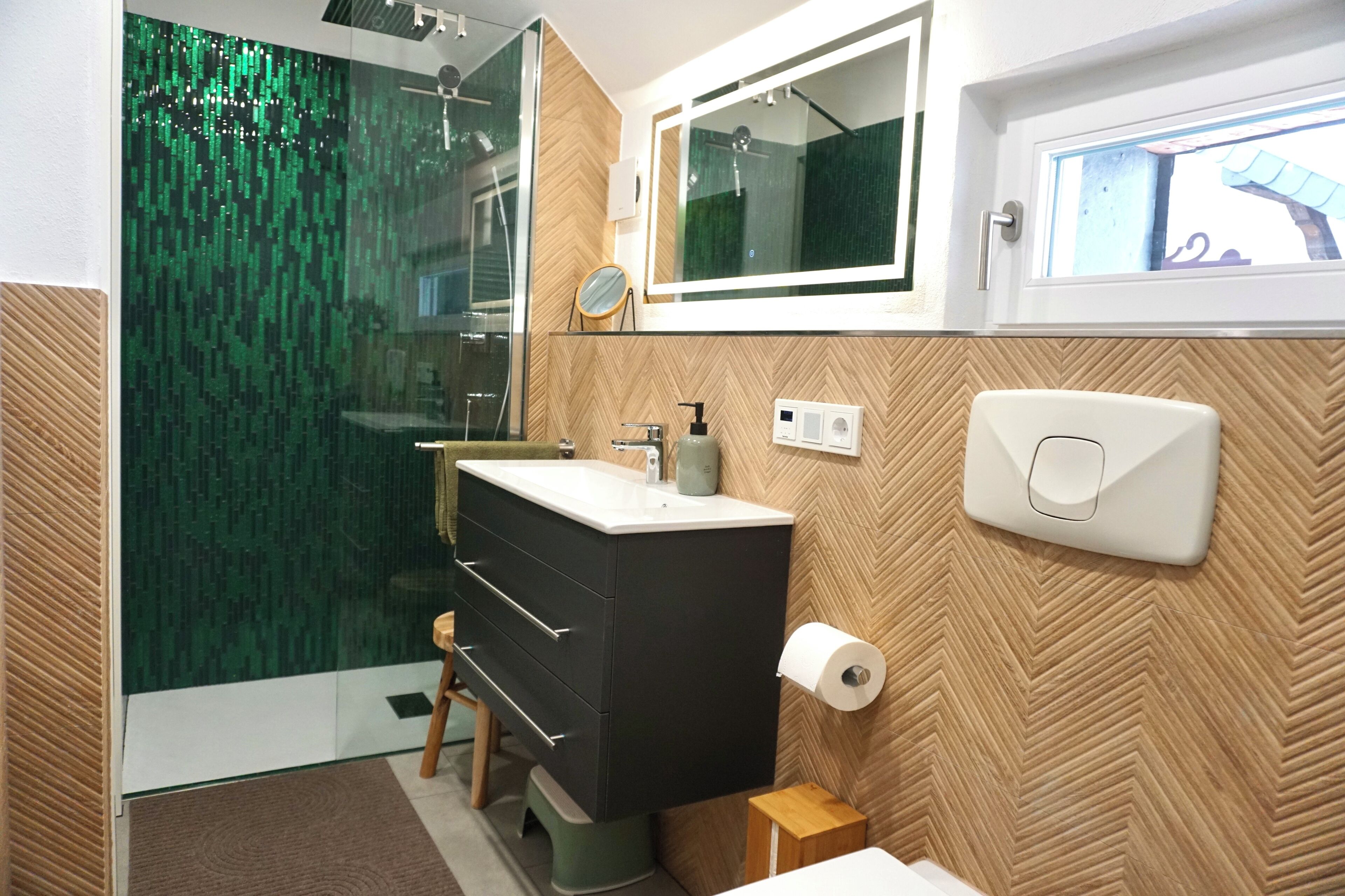 Haartrockner, Handtücher, Seife, Toilettenpapier