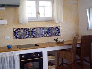 Fridge, oven, stovetop, electric kettle - Refined & Charming Garden Suite directly by the Sea – for 2 Guests (Villanova)