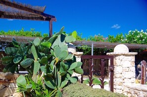 Property grounds - Refined & Charming Garden Suite directly by the Sea – for 2 Guests (Villanova)