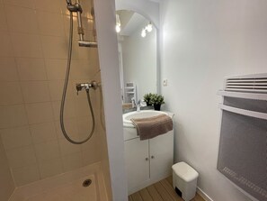 Toilet paper - At the ocean's edge with a balcony - Les Minimes (La Rochelle)