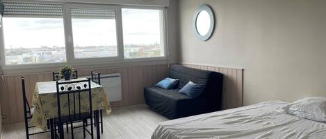 1 quarto, ferros/tábuas de passar roupa