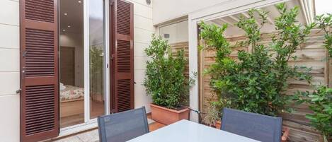 Chambre Familiale, patio | Restauration extérieure