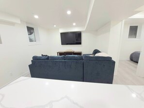 House, 2 Bedrooms | Living room - Niagara Cozy Suite - Modern 2bed 15 min to Falls (Thorold)