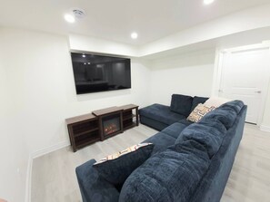 Living room - Niagara Cozy Suite - Modern 2bed 15 min to Falls (Thorold)