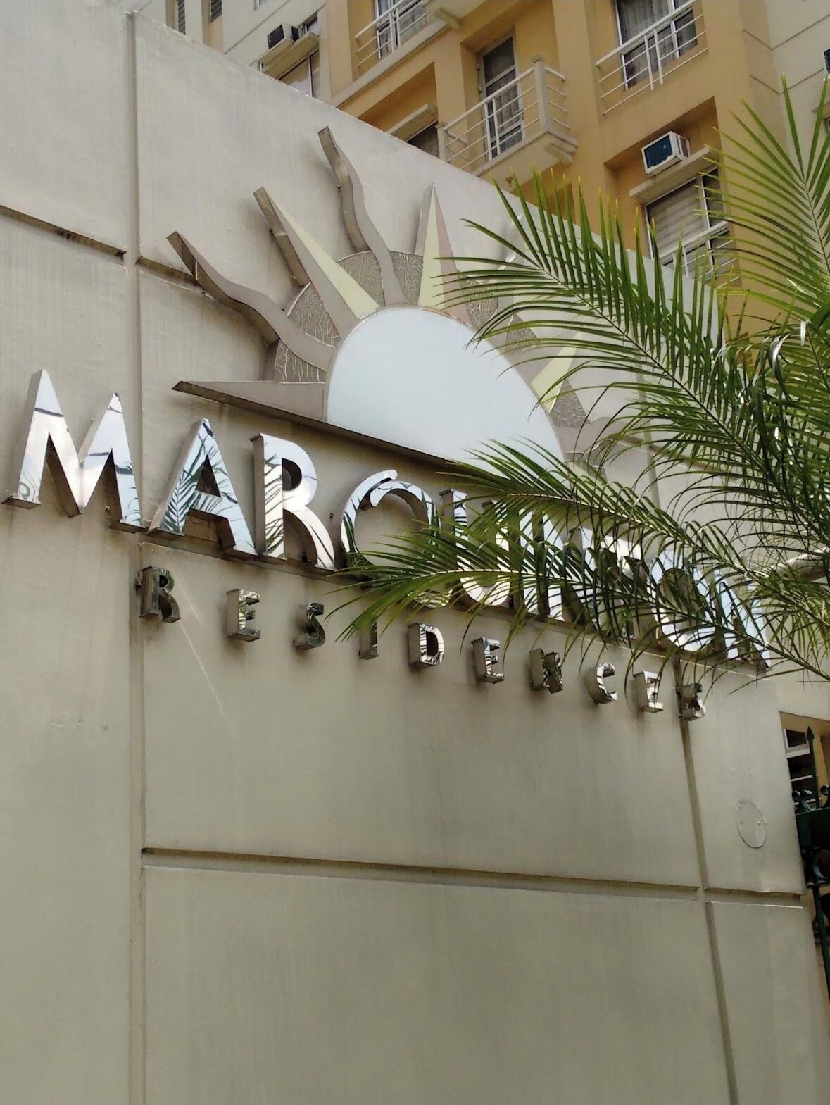 A building with a sign that reads 'MARQUINTO RESTAURANT.'