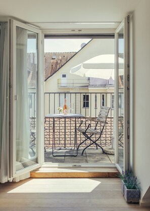 Luokittelematon kuva, 5 kautta 9, painike