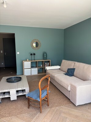 Living area - Comfortable, contemporary new villa just 10 minutes' walk from the beach. (Pornic)