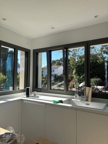 Villa neuve contemporaine et confortable à 10 minutes à pied de la plage .