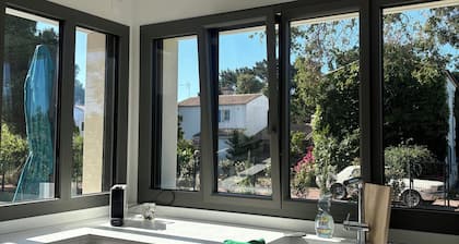 Villa neuve contemporaine et confortable Ă 10 minutes Ă pied de la plage .