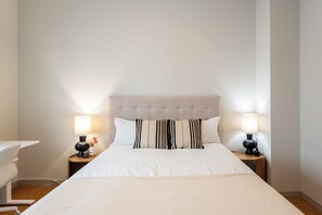 Room - Este apartamento de 50 m² en la calle Reina 25 ofrece un espacio moderno, cómodo y perfectamente diseñado para estancias largas en pleno centro de Madrid, a solo unos pasos de Gran Vía. (MADRID)