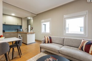 Living area - Este apartamento de 50 m² en la calle Reina 25 ofrece un espacio moderno, cómodo y perfectamente diseñado para estancias largas en pleno centro de Madrid, a solo unos pasos de Gran Vía. (MADRID)
