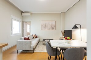 Interior - Este apartamento de 50 m² en la calle Reina 25 ofrece un espacio moderno, cómodo y perfectamente diseñado para estancias largas en pleno centro de Madrid, a solo unos pasos de Gran Vía. (MADRID)