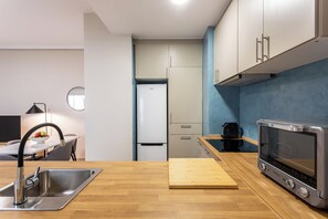 Private kitchen - Este apartamento de 50 m² en la calle Reina 25 ofrece un espacio moderno, cómodo y perfectamente diseñado para estancias largas en pleno centro de Madrid, a solo unos pasos de Gran Vía. (MADRID)