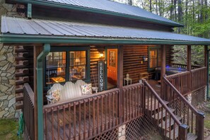 Terrace/patio - Blackberry Cabin - Log Cabin - Pet Friendly - Fireplace - Firepit - Hot Tub (Bryson City)