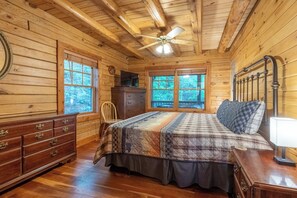 3 bedrooms, WiFi, bed sheets - Blackberry Cabin - Log Cabin - Pet Friendly - Fireplace - Firepit - Hot Tub (Bryson City)