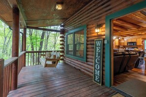 Terrace/patio - Blackberry Cabin - Log Cabin - Pet Friendly - Fireplace - Firepit - Hot Tub (Bryson City)