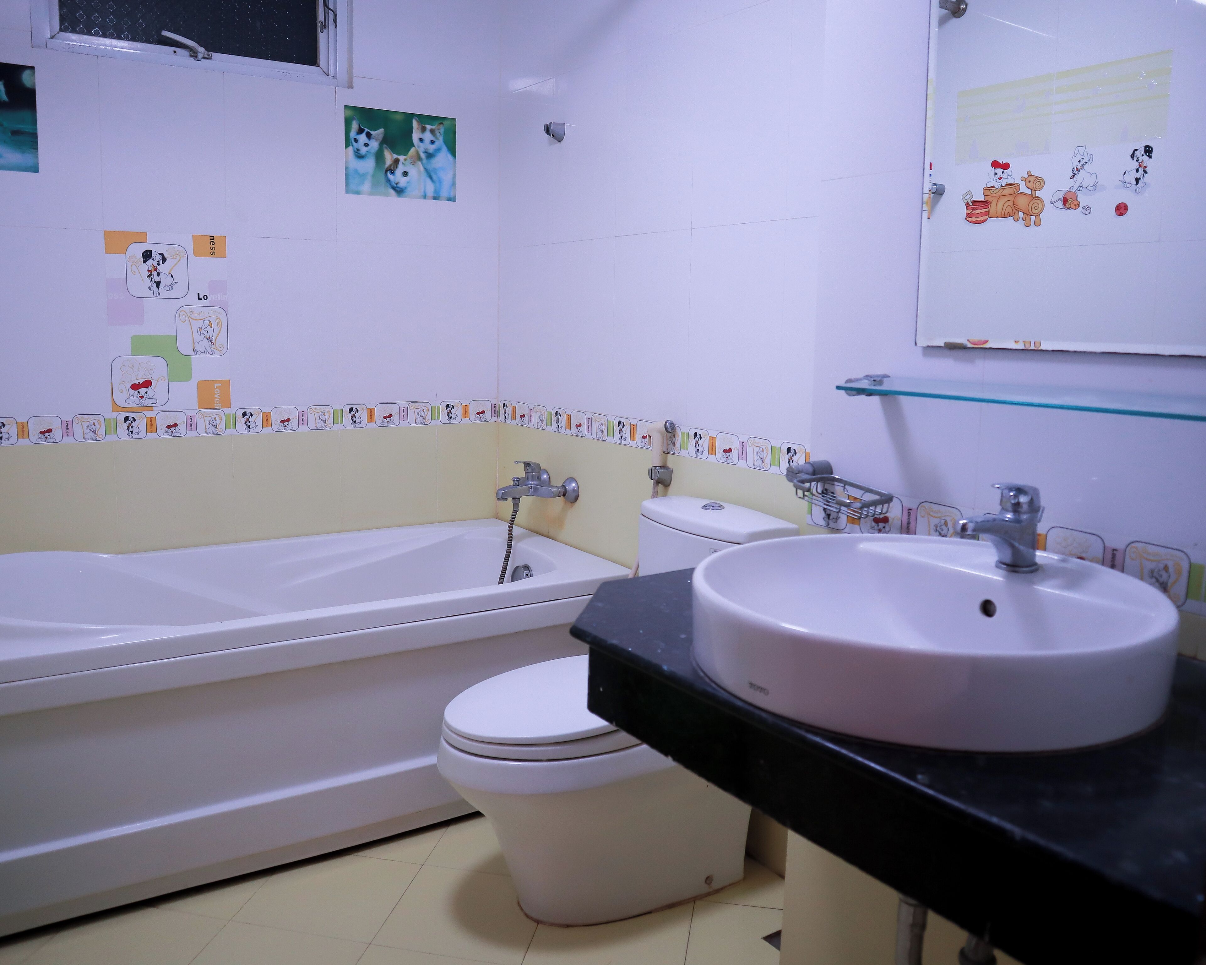 Kahden hengen perushuone | Kylpyhuone | Hiustenkuivaaja, tohvelit, pyyhkeet, saippua