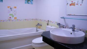 Kahden hengen perushuone | Kylpyhuone | Hiustenkuivaaja, tohvelit, pyyhkeet, saippua