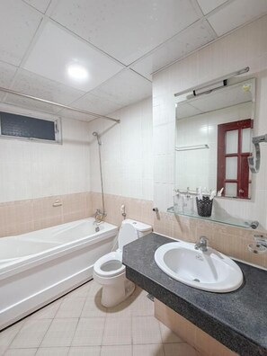 İki Ayrı Yataklı Oda, Balkon, Şehir Manzaralı | Banyo | Saç kurutma makinesi, terlik, havlu, sabun 