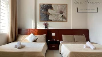 Meja kerja, ruang kerja ramah laptop, dan Wi-Fi gratis