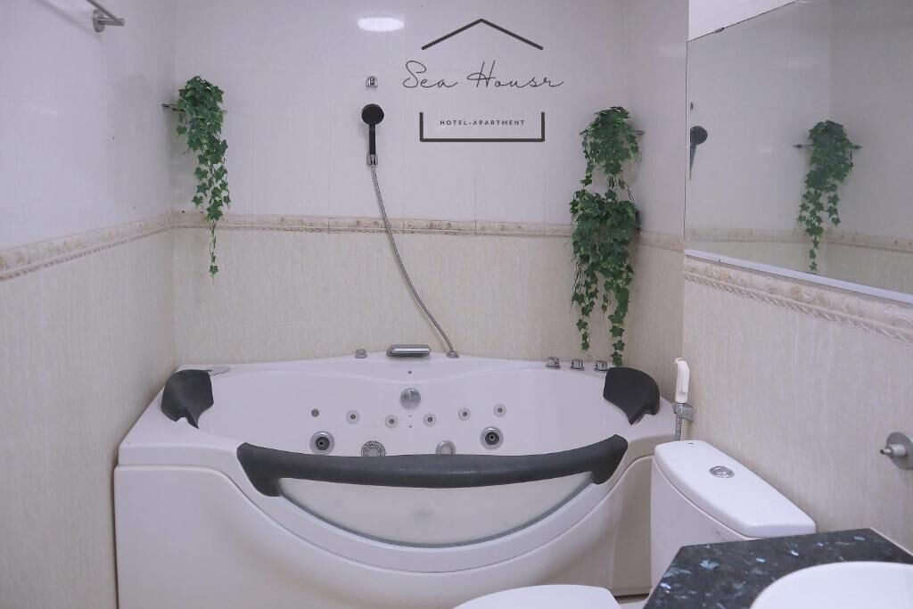 Phòng đôi Deluxe, quang cảnh thành phố | Phòng tắm | Vòi sen phun mưa, đồ dùng nhà tắm được thiết kế riêng, máy sấy tóc 