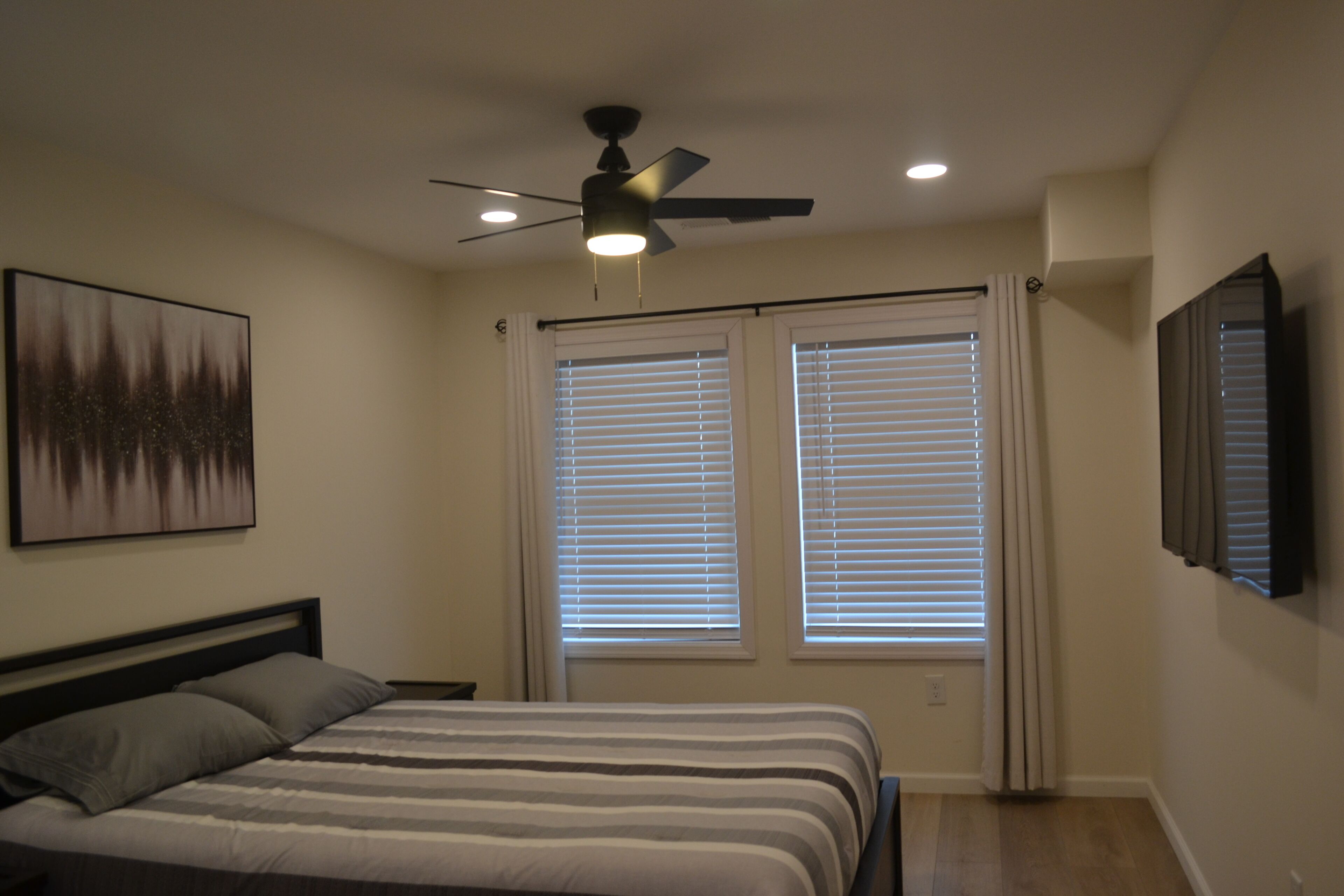 2 habitaciones, tabla de planchar con plancha y cuna de viaje 