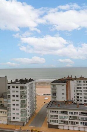 Beach - Seaside Apartment w/ Balcony & Stunning Views (Oostende)