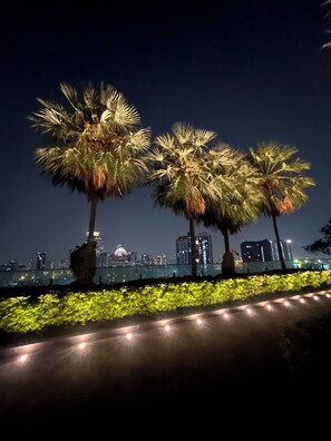 Luokittelematon kuva, 4 kautta 25, painike