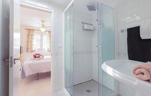 Dusche, Haartrockner, Handtücher