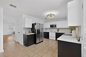 Microwave, oven, stovetop, dishwasher - 3 bed/2.5 bathroom
Spacious fun, pool table, ping pong table and smart TVs (Little Elm)