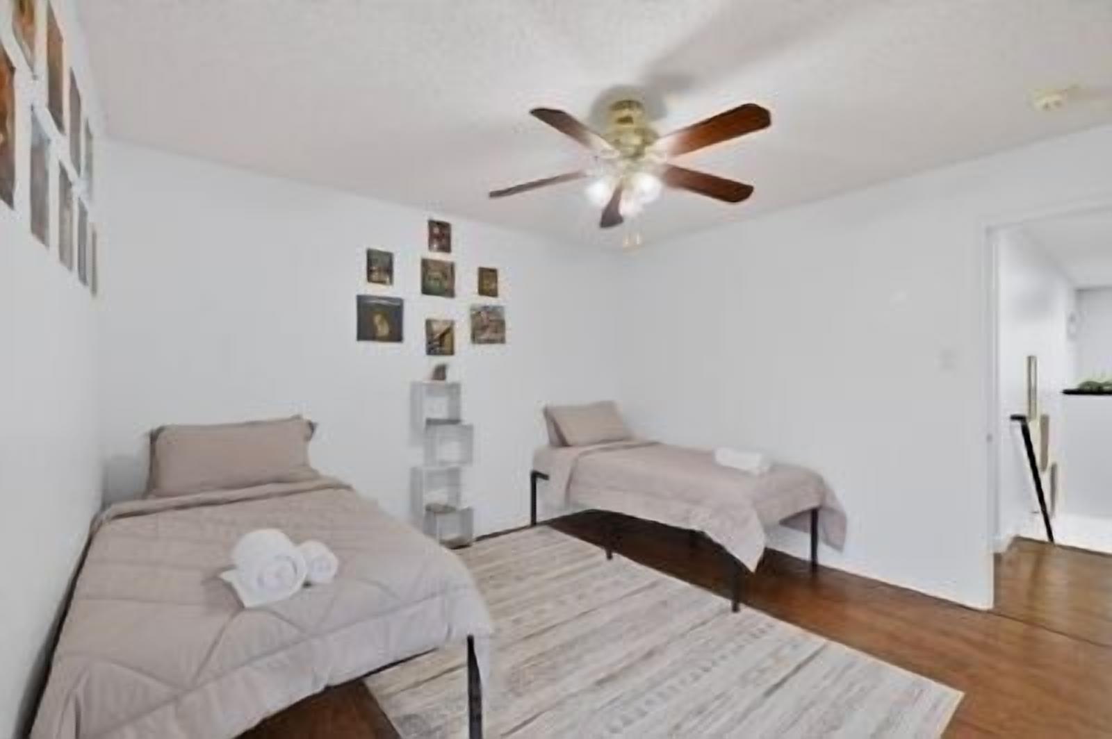 3 habitaciones, tabla de planchar con plancha, wifi y ropa de cama 