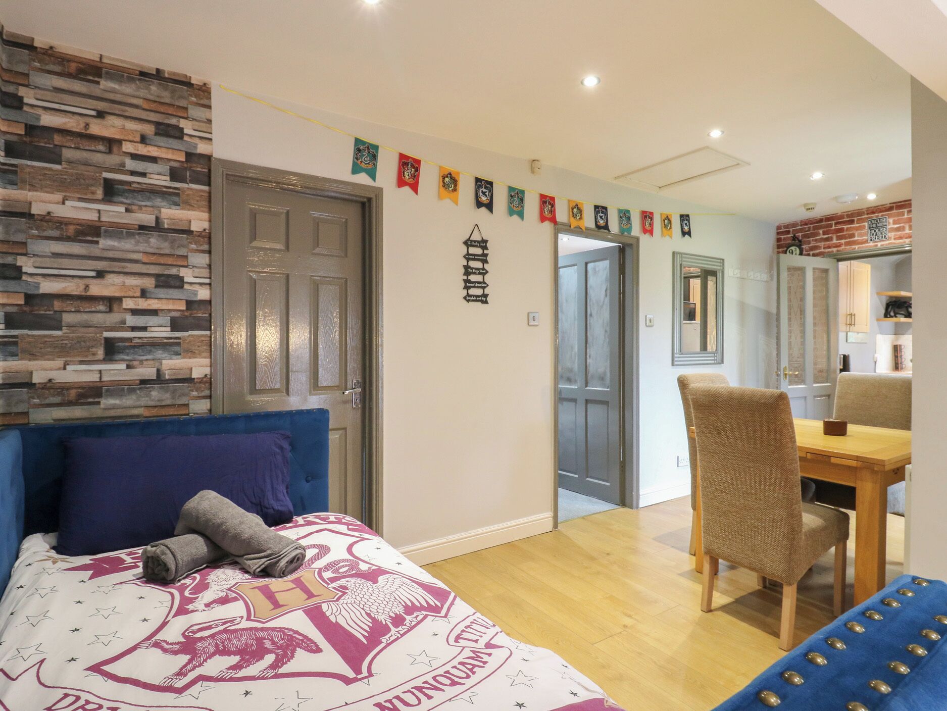 The Enchanted House, With A Garden In Watford - 白金漢