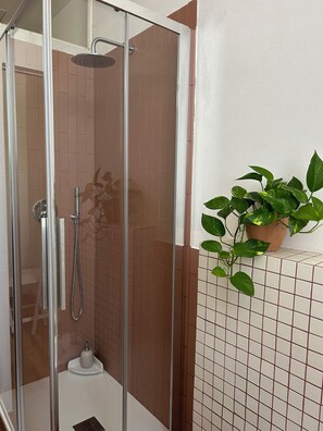 Shower, hair dryer, bidet, towels - 10 minutes from Old Town | Loft in Historic Building | all comforts | privacy (Bologna)