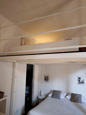 Unclassified image, 4 of 17, button