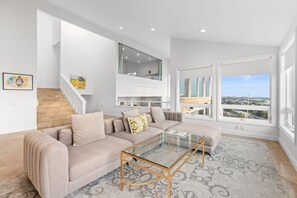 Smart TV, fireplace - 30+ Stay, Walk To Beach, W/Amazing Ocean Views (Laguna Beach)