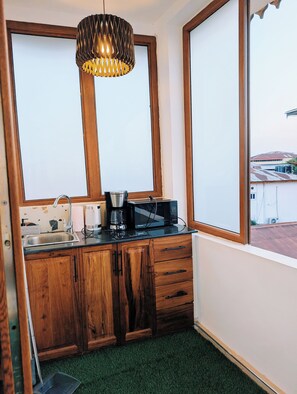 Estudio de lujo, balcón, vistas al mar | Cocina privada