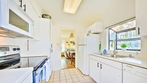 Coffee/tea maker, fridge, microwave, oven - Walk 2 Beach, Close To Village, Great Reviews! (San Diego)